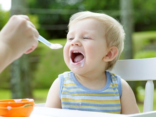 Hướng dẫn cho trẻ ăn Trẻ ăn váng sữa Burine